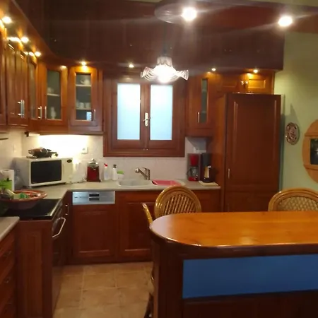 Perky Roses Home, Mountain Meets Sea In Milies, Pelion