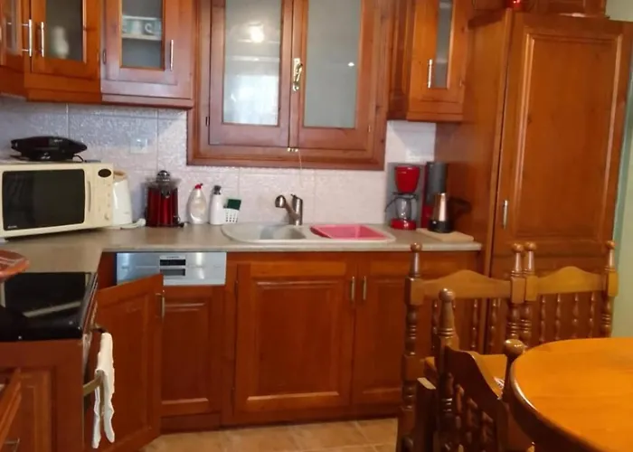 Perky Roses Home, Mountain Meets Sea In Milies, Pelion