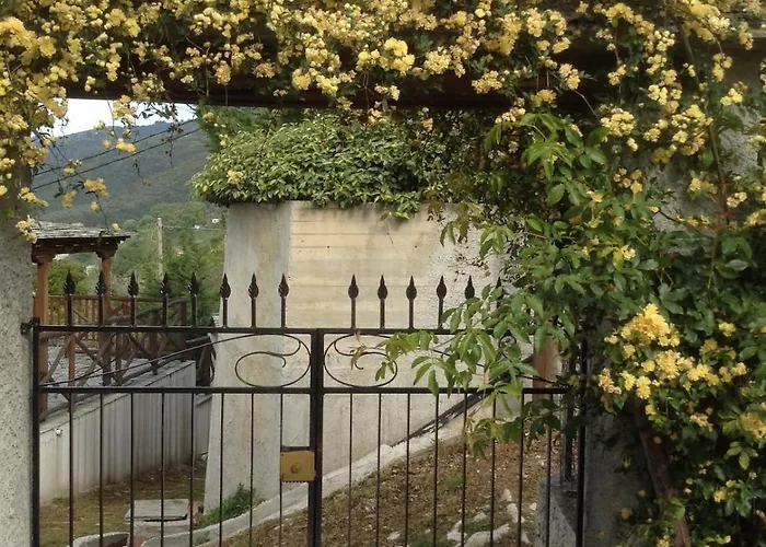 Perky Roses Home, Mountain Meets Sea In Milies, Pelion Case de vacanță Miléai