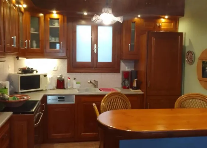 Perky Roses Home, Mountain Meets Sea In Milies, Pelion